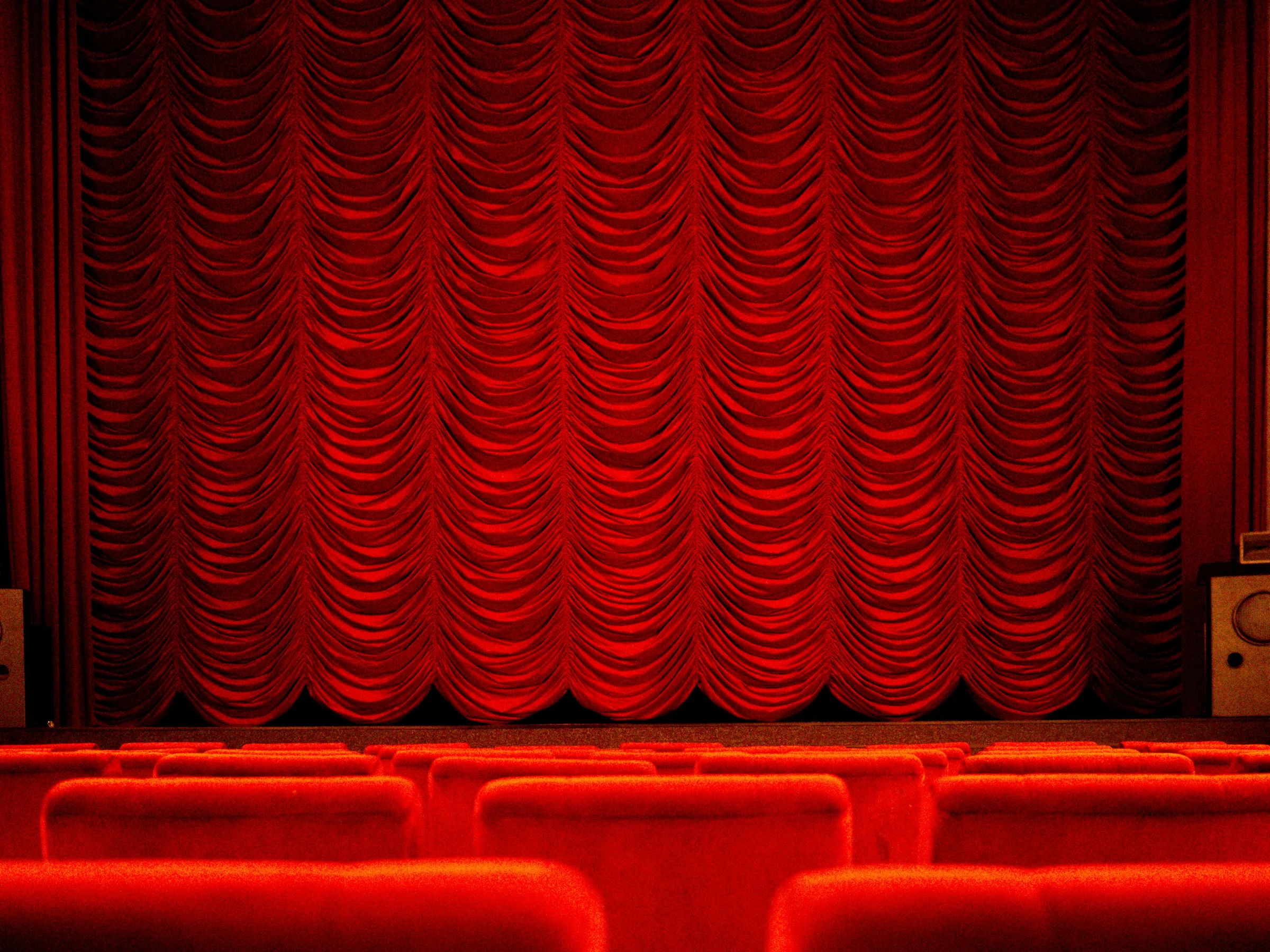 Salle de spectacle et rideaux de scène — photo d’illustration