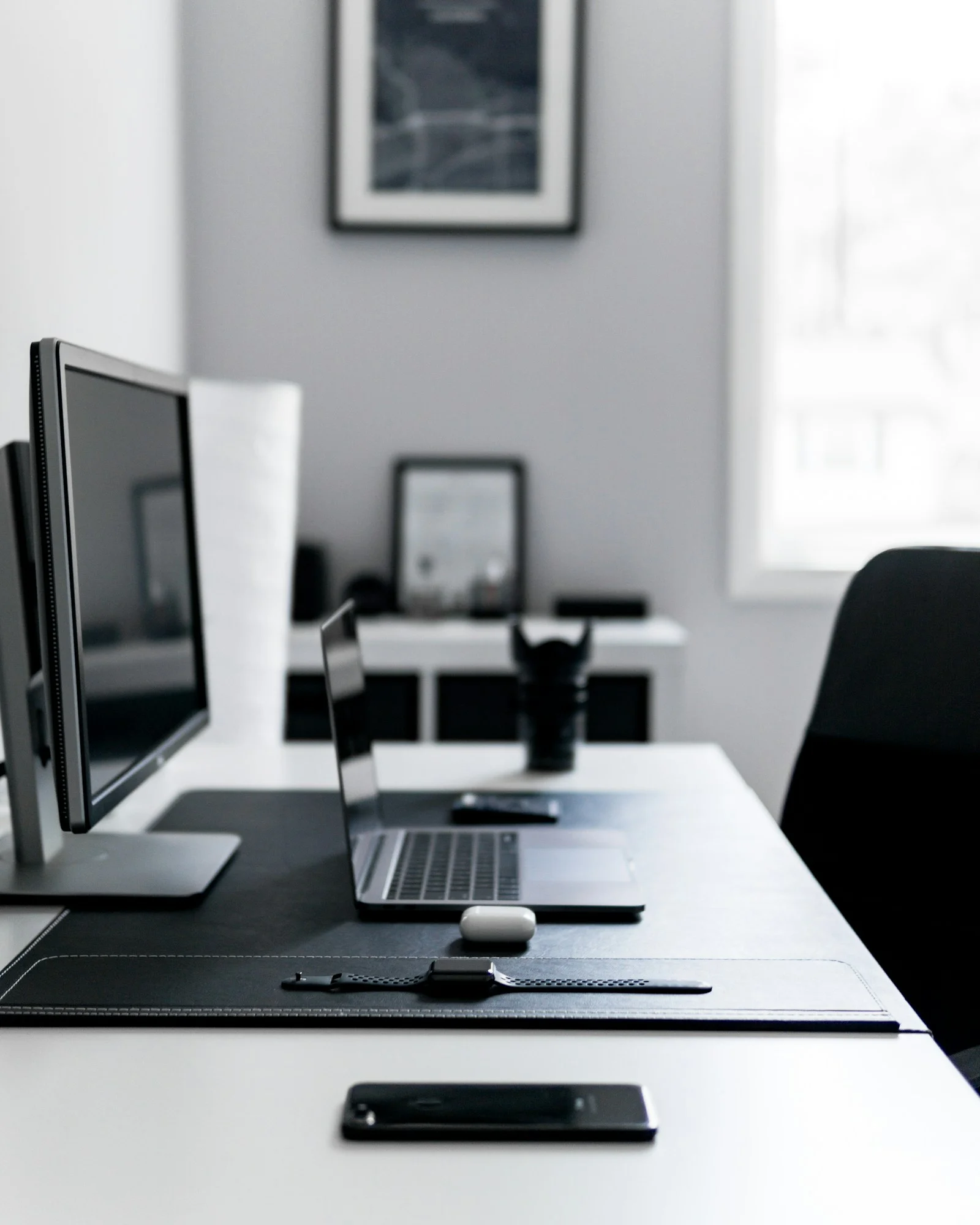 Ordinateur sur une table de travail — photo d’illustration