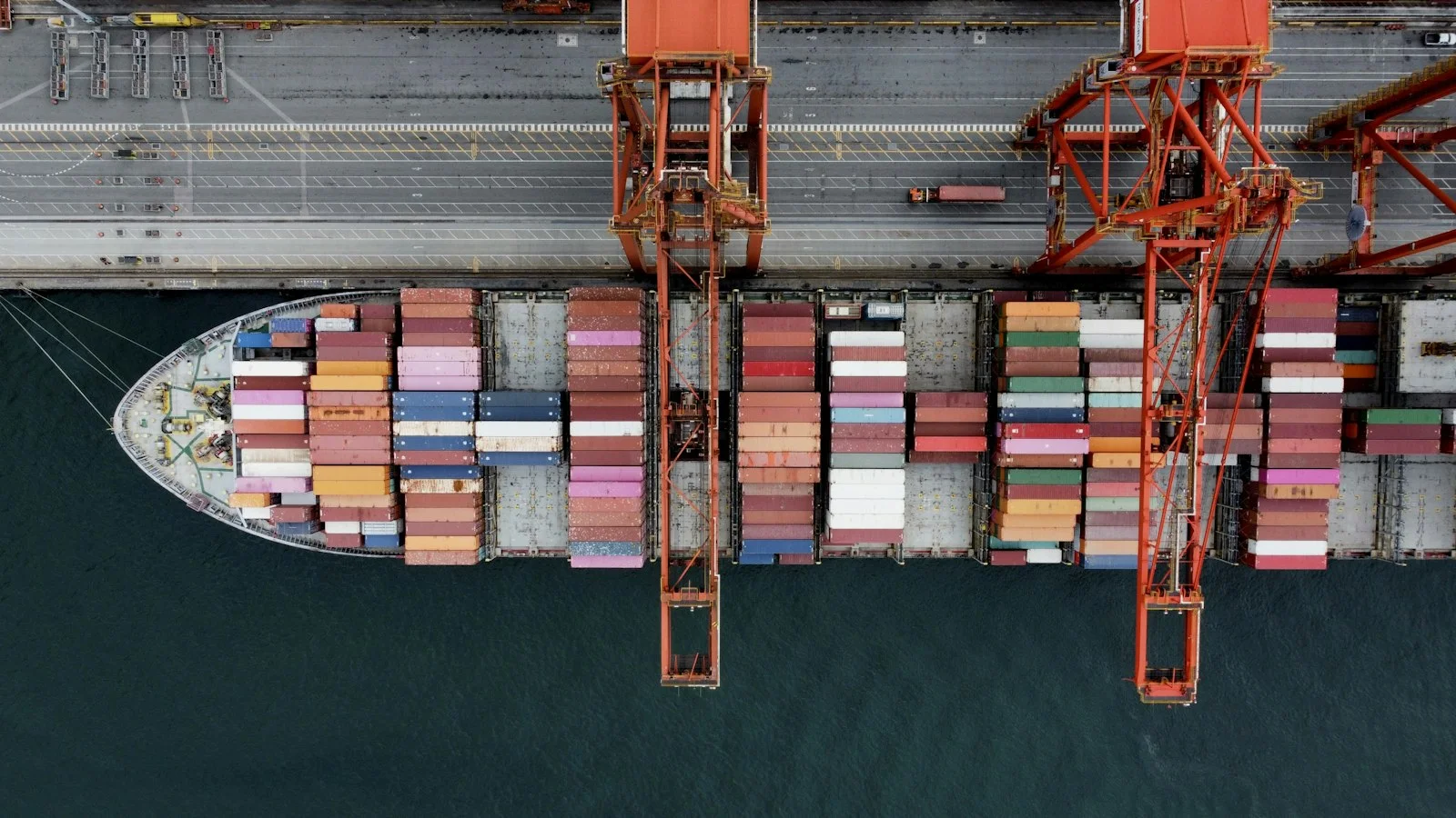 Porte-conteneurs au port de Vancouver — photo d’illustration, ne représente pas une flotte de Global Eshipping