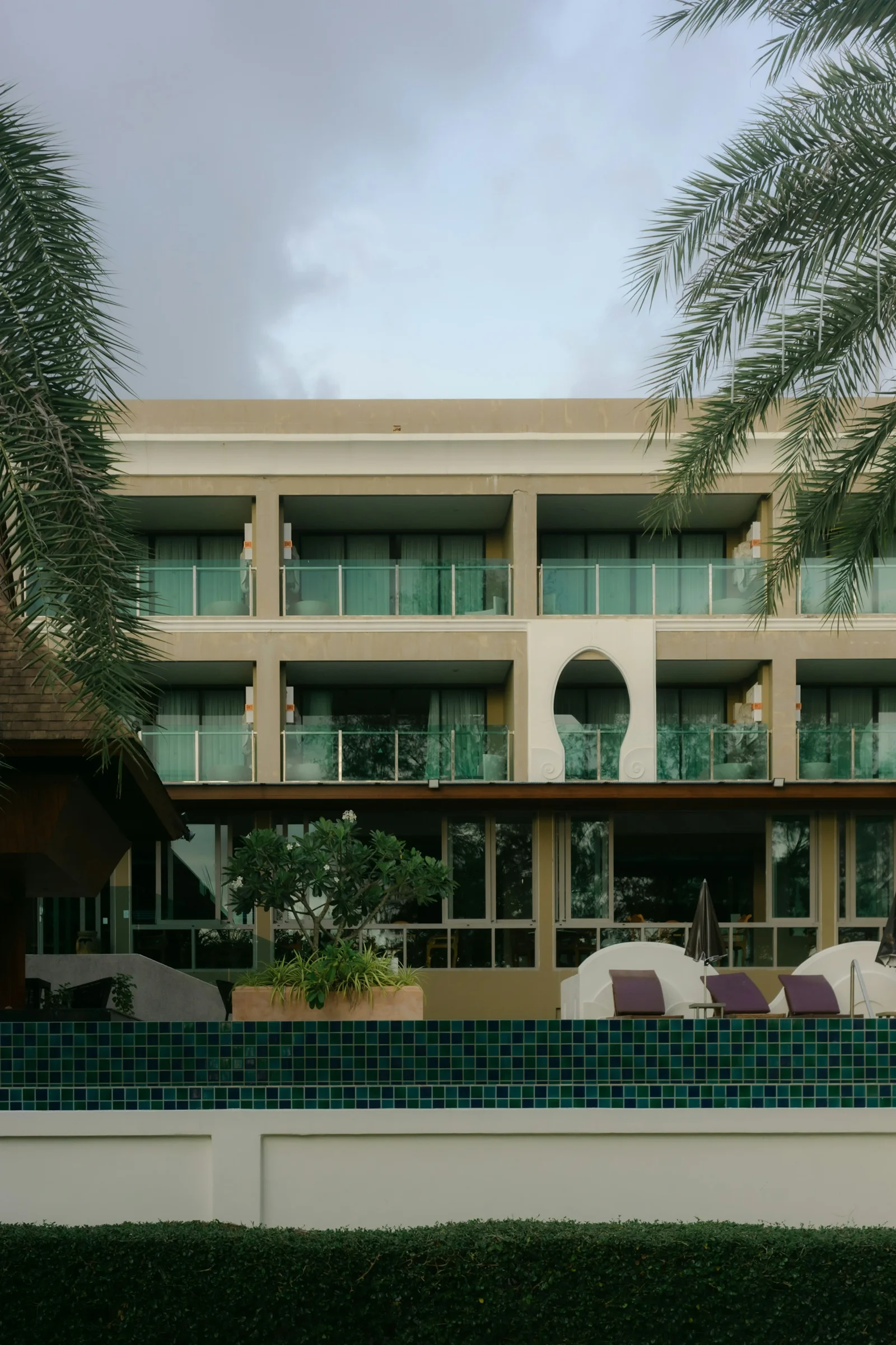 Hôtel avec balcons et piscine — photo d’illustration